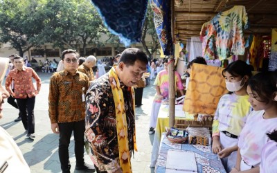 SOLOaja.co : Wawali Solo Teguh Prakosa Kagumi Karya Siswa SMPN 1 Projek 'Memetri Lestarining Batik'