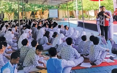 Radar Solo : Siswa SMPN 1 Solo Belajar Arti Demokrasi Sejak Dini, Wawali Ikut Beri Materi