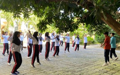Murid SMP Negeri 1 Kota Surakarta Antusias Ikuti Training Aktivitas Fisik Bersama Tim PKM HRG-HKINES 2025